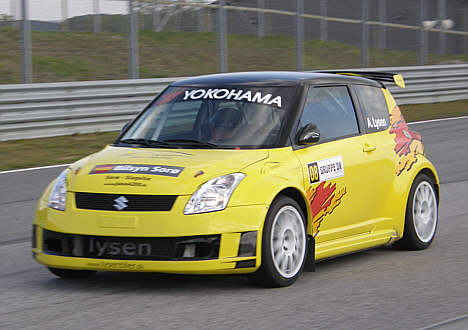 Anders Lysen i den ene af de tre Suzuki Swift rallybiler.